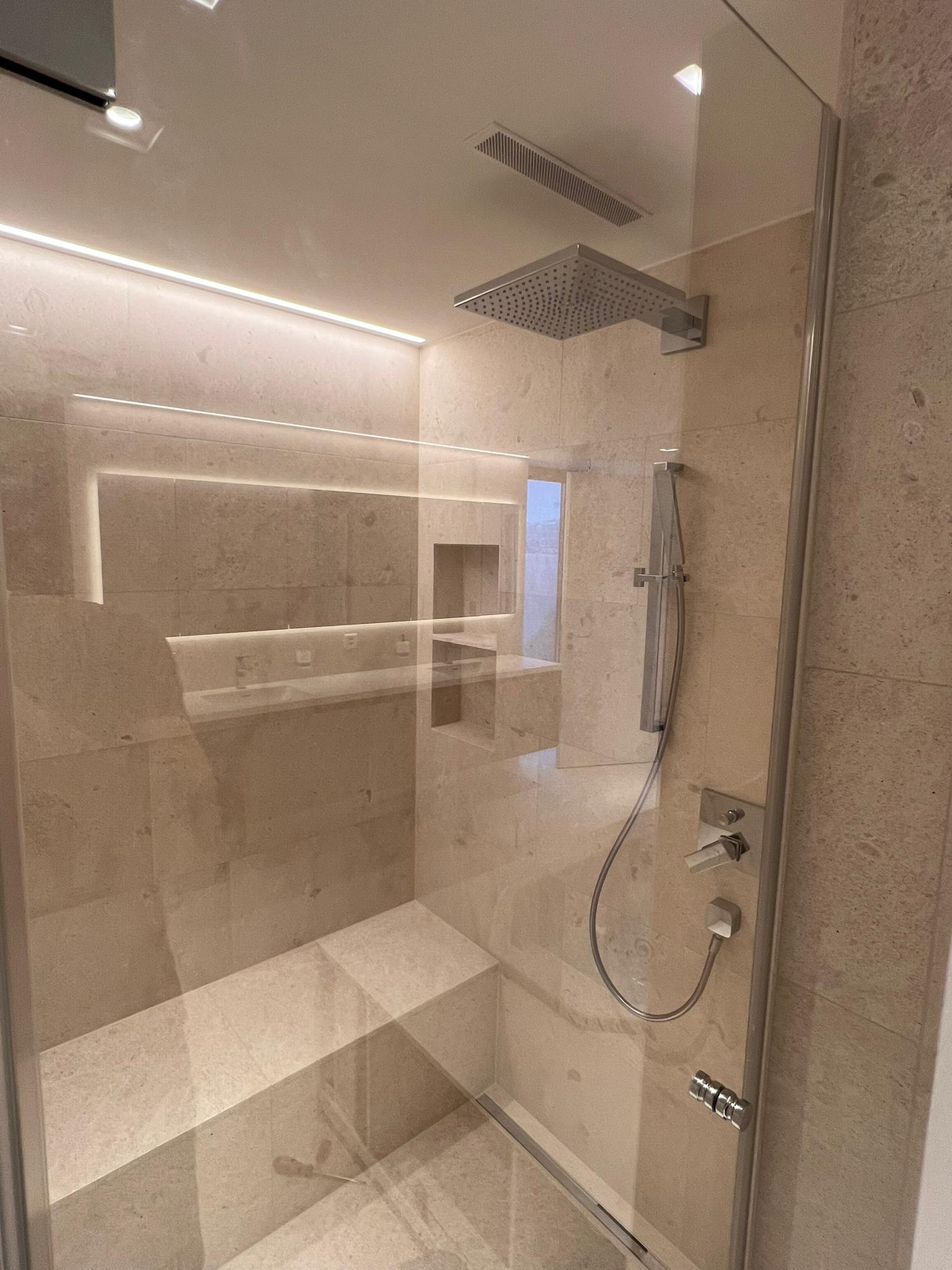 Moderne Dusche mit Glaswand und Regenbrause