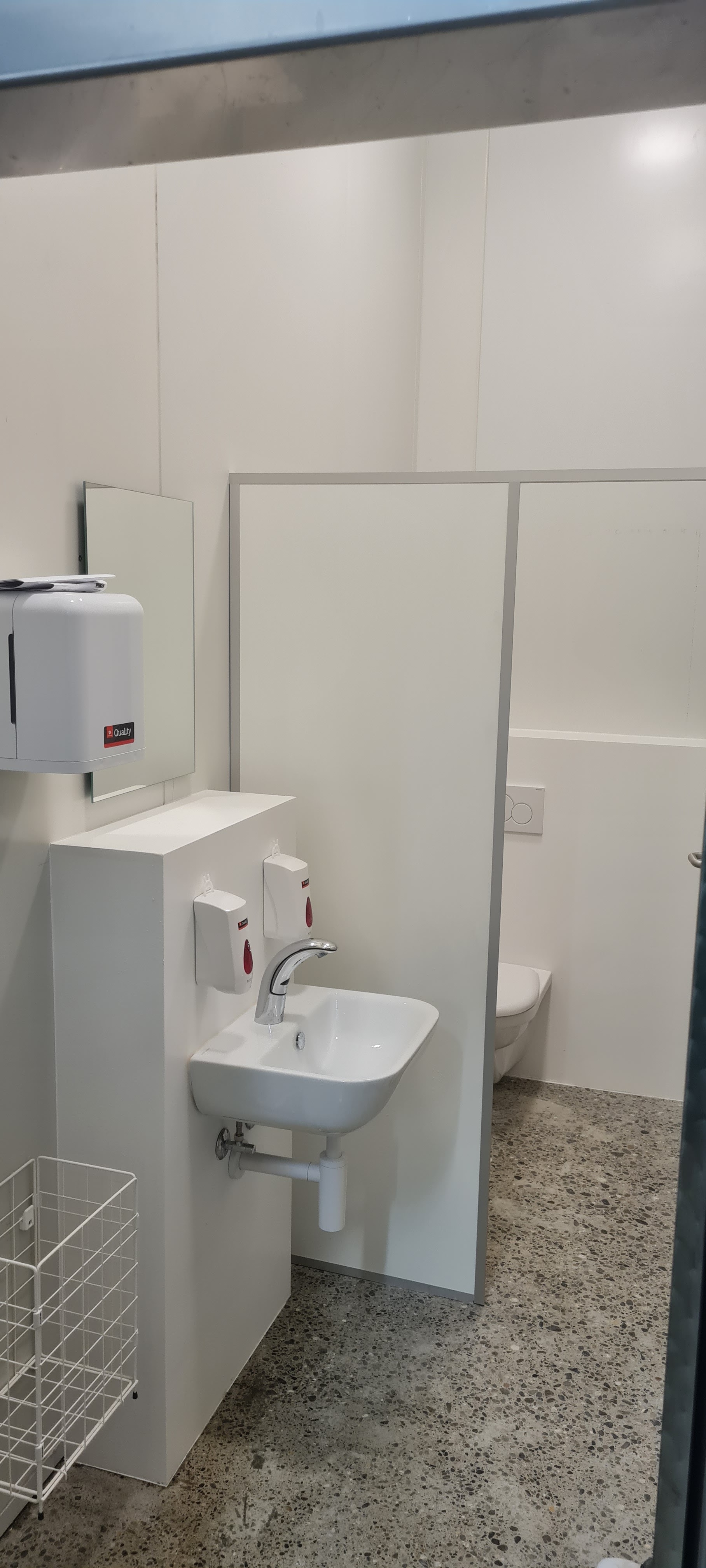 Fertige WC-Kabine mit Waschbecken