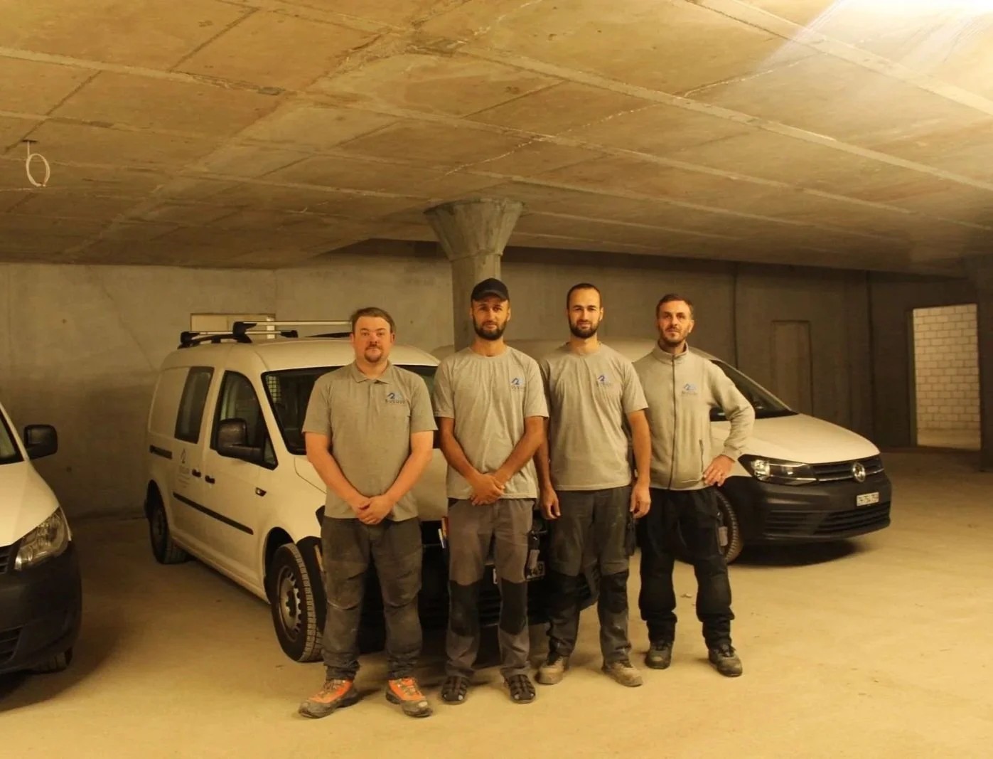 Das Team der Susuri Haustechnik GmbH vor den Firmenbussen